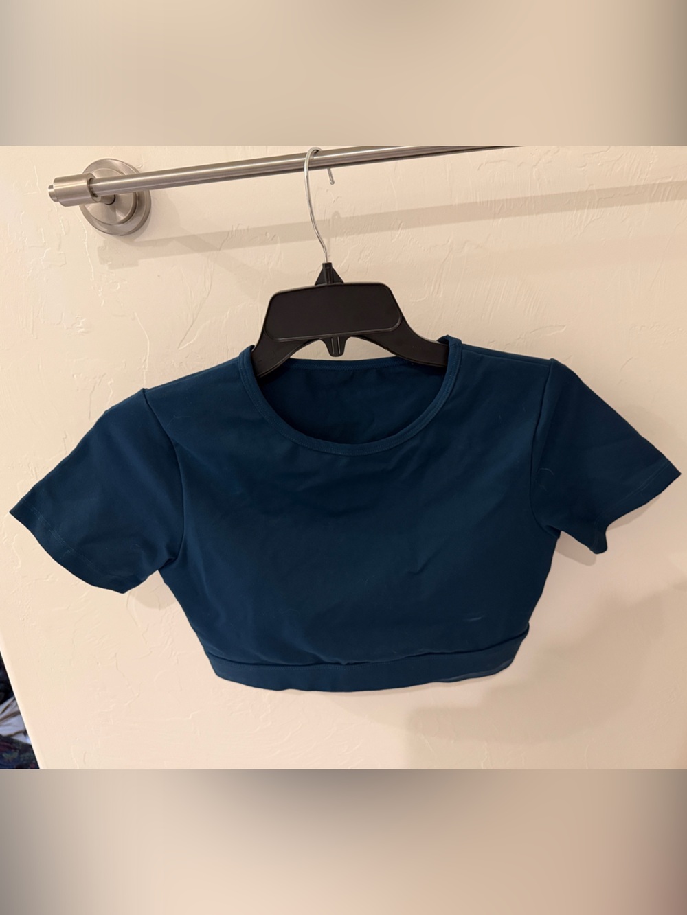 NVGTN Short-Sleeve Open-Back Cropped Tee in Teal Blue